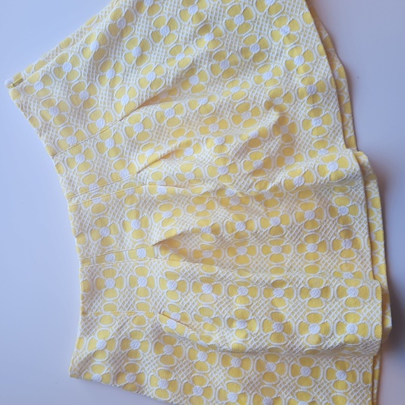 Lilly Pulitzer Yellow White Floral Pleated Mod Mini Skirt 6 - Picture 1 of 5